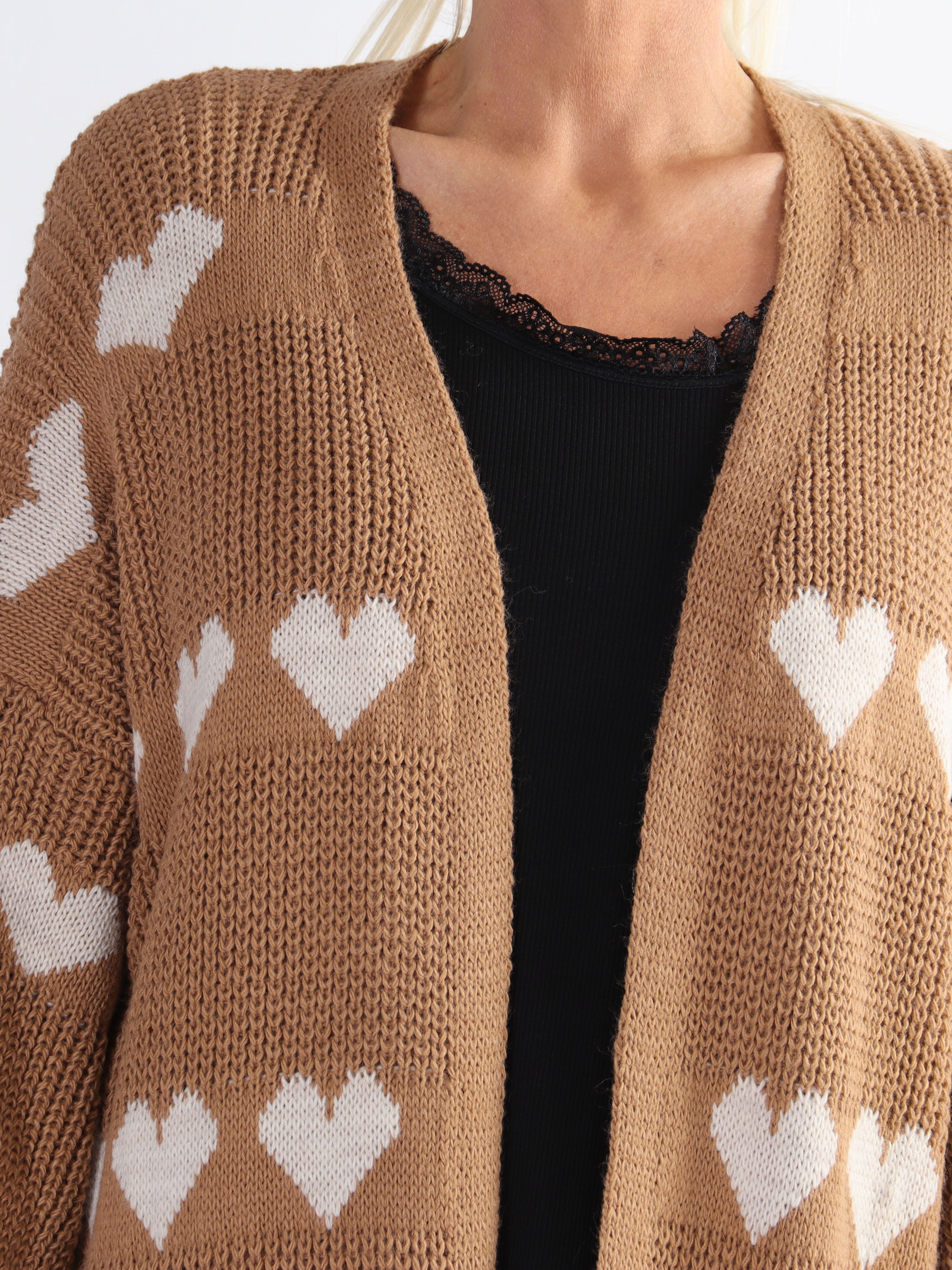 Grace - Stickad kofta med hjärtan och ballongärmar i plus size-modell